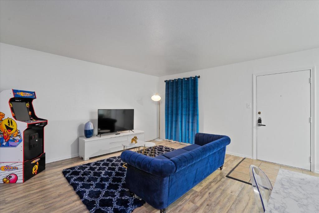 Mins to Downtown Luxury 2BR & Arcade - Housity