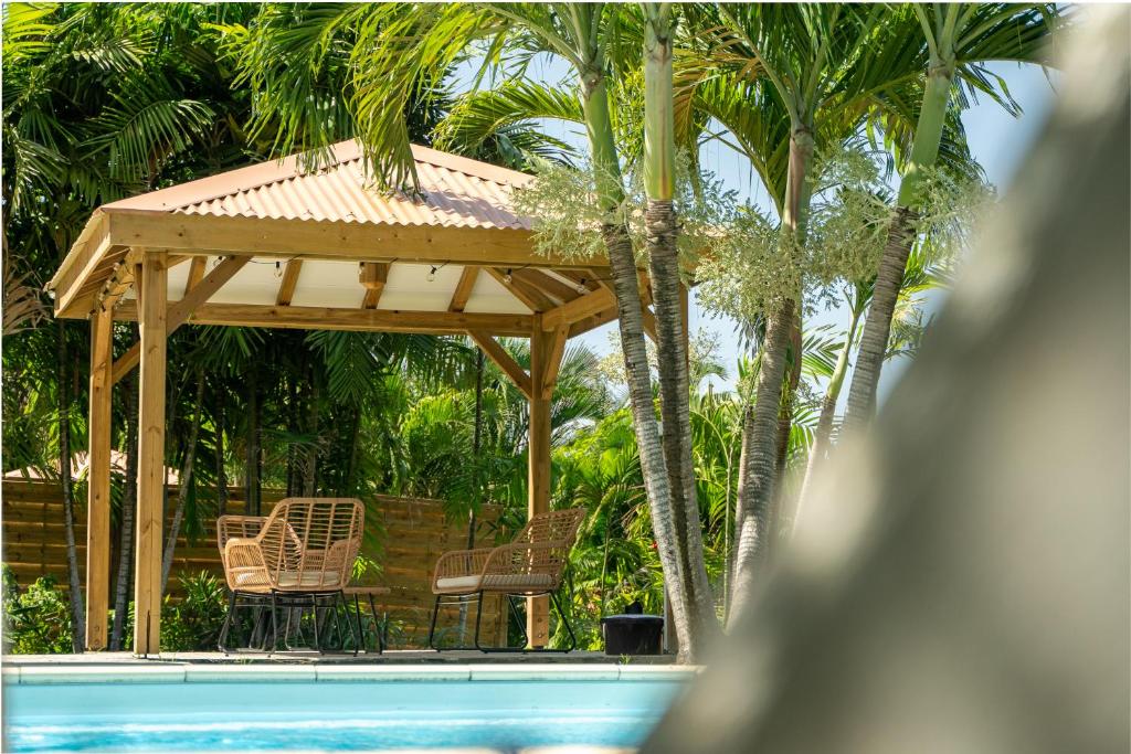 Bazén v ubytování Villa Les 4 colibris, 3 Chambres, piscine, jardin et vue imprenable ! nebo v jeho okolí