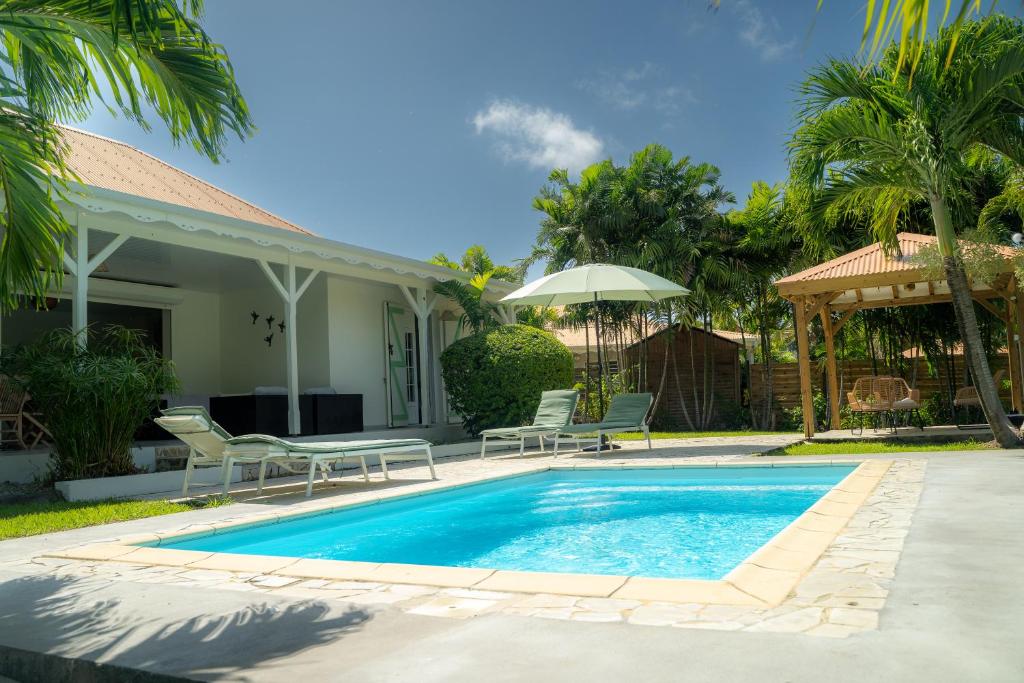 Bazén v ubytování Villa Les 4 colibris, 3 Chambres, piscine, jardin et vue imprenable ! nebo v jeho okolí