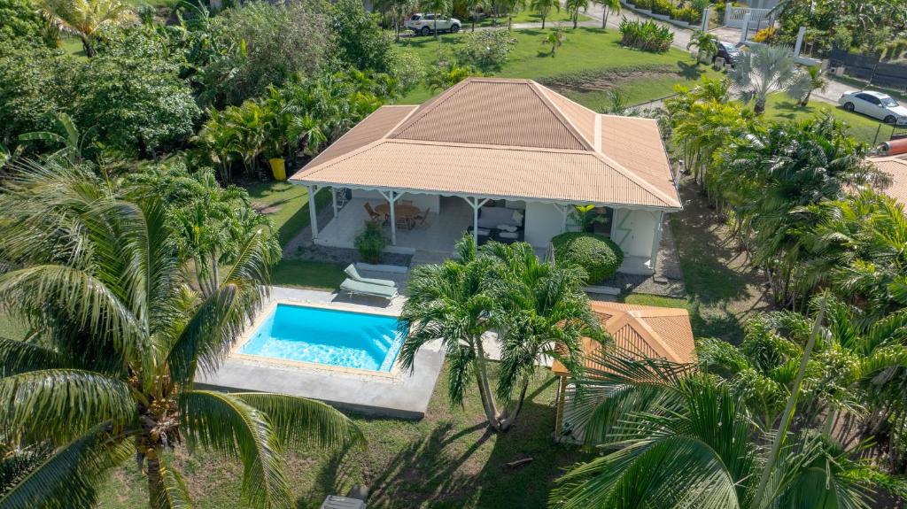 Bazén v ubytování Villa Les 4 colibris, 3 Chambres, piscine, jardin et vue imprenable ! nebo v jeho okolí