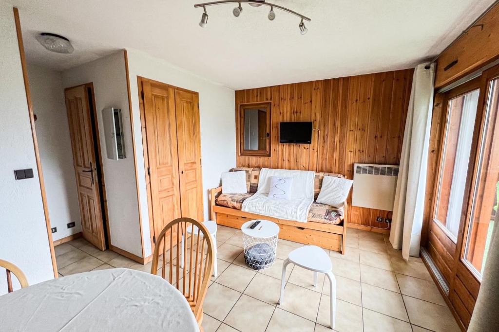 une chambre avec un lit, une table et des chaises dans l'établissement Charming T2 in Saint-Gervais-les-Bains, à Saint-Gervais-les-Bains