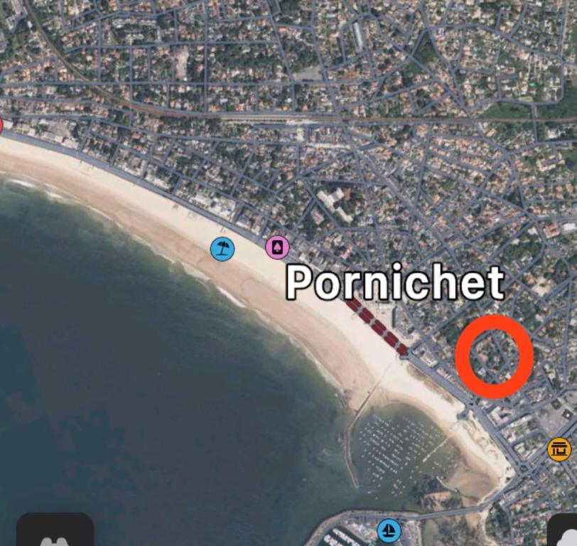 une carte d'une plage avec le mot ponient dans l'établissement Apartment with parking in city center, à Pornichet