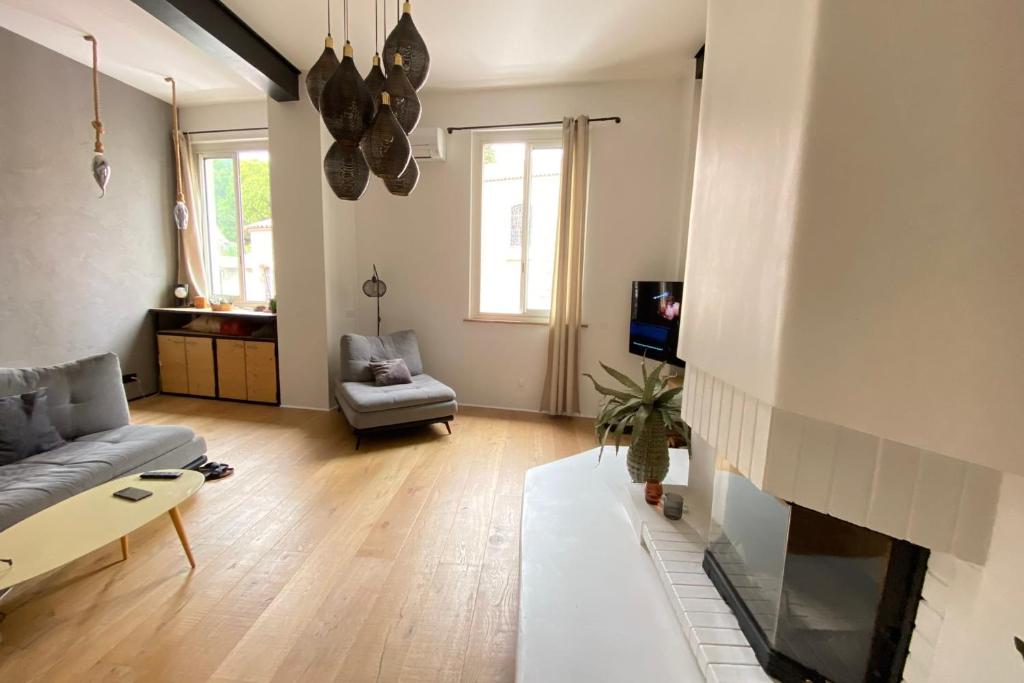 un salon avec un canapé et une cheminée dans l'établissement 06BX Superb loft - 100m2 - 6 people, à Nice