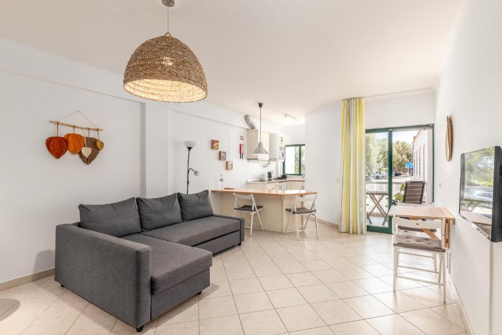 a living room with a couch and a kitchen at Estudios Salinas - Fuseta in Fuzeta