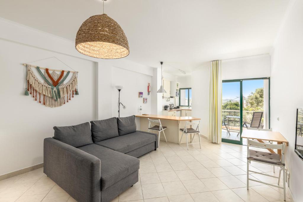 a living room with a couch and a table at Estudios Salinas - Fuseta in Fuzeta