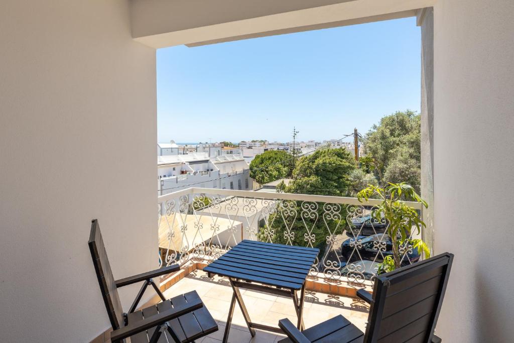 a balcony with a table and chairs and a view at Estudios Salinas - Fuseta in Fuzeta