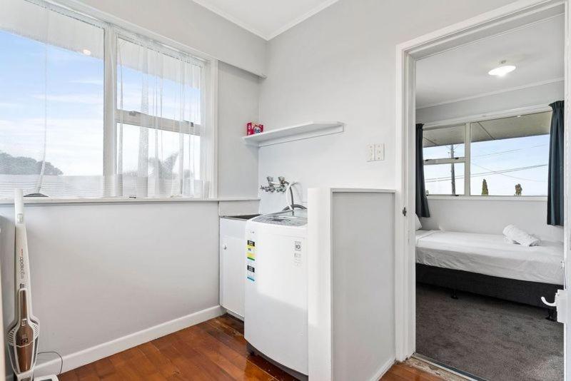 Gallery image of Kiwi Holiday Home with a View in Auckland