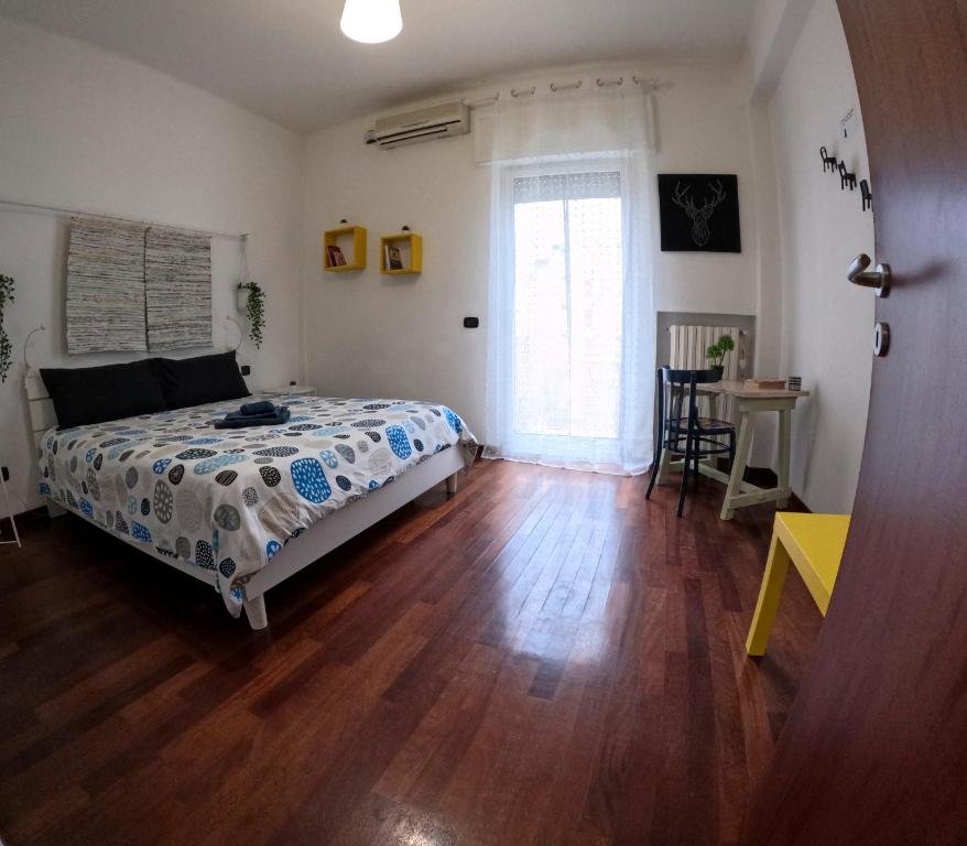 una camera con letto e pavimento in legno di De Rossi Holiday a Bari