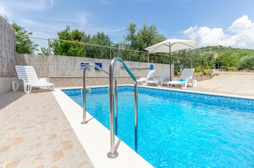 Πισίνα στο ή κοντά στο Apartments Family apartments Mila with pool