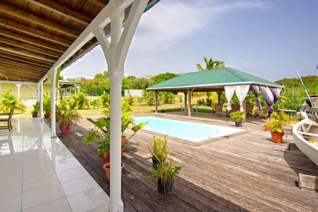 Bazen u ili blizu objekta Bungalow à petit Macabou piscine & plage à proximité