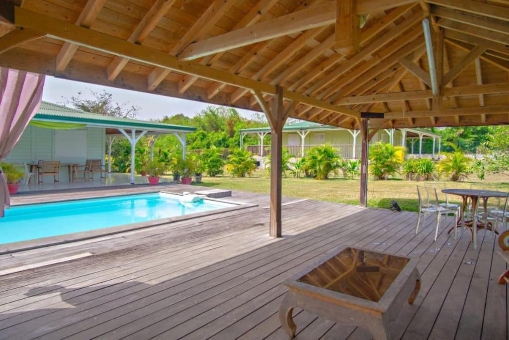 Bazen u ili blizu objekta Bungalow à petit Macabou piscine & plage à proximité
