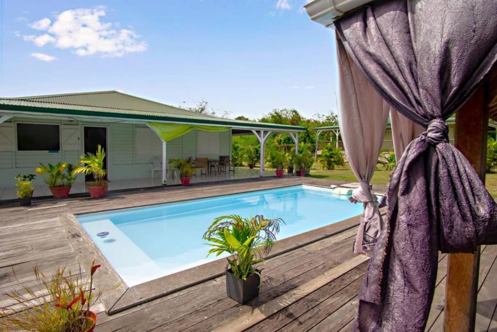 Bazen u ili blizu objekta Bungalow à petit Macabou piscine & plage à proximité