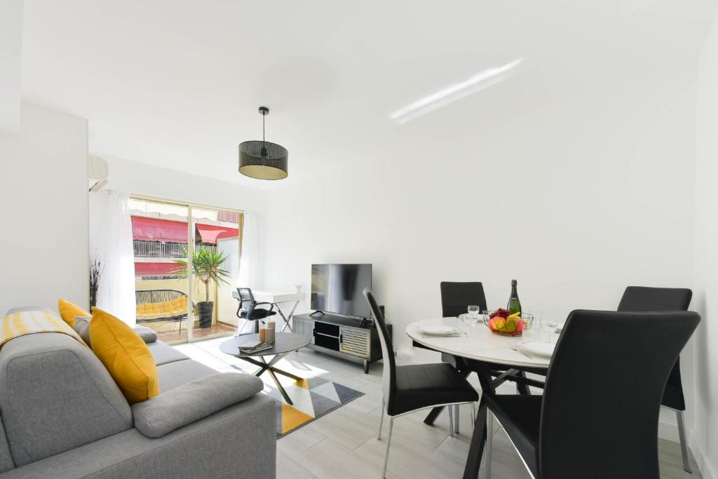 un salon avec un canapé et une table dans l'établissement Apartment with Terrace walk to Beaches & Shopping, à Cannes