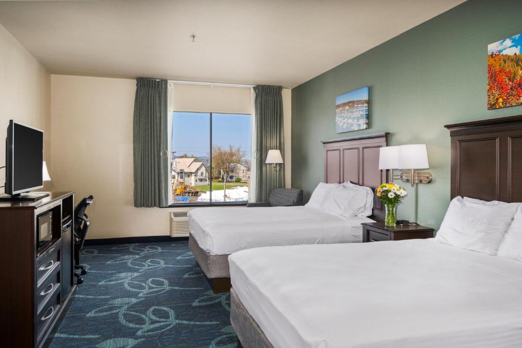 Park Point Marina Inn - 