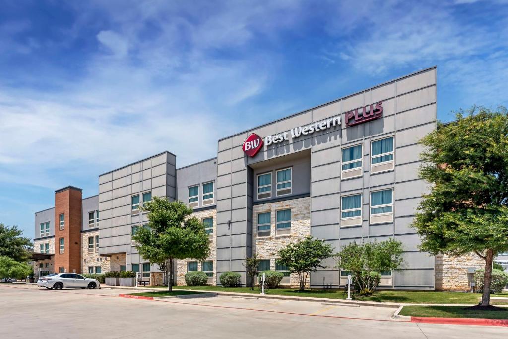 Una representación de un edificio fiduciario del hospital. en Best Western Plus Pflugerville Inn &amp; Suites, en Pflugerville