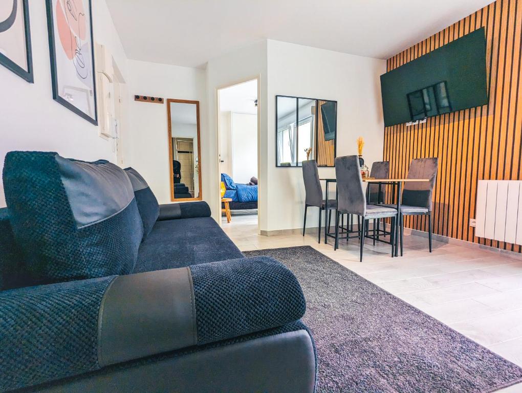 un salon avec un canapé et une table dans l'établissement Charment appartement 2 pièces, à Montreuil