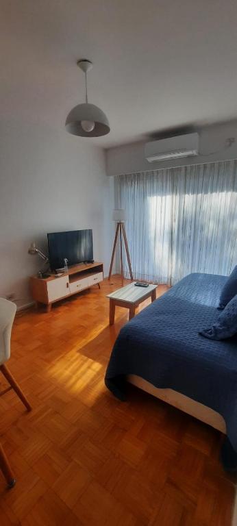 a bedroom with a bed and a flat screen tv at Hermoso departamento en Palermo muy luminoso in Buenos Aires