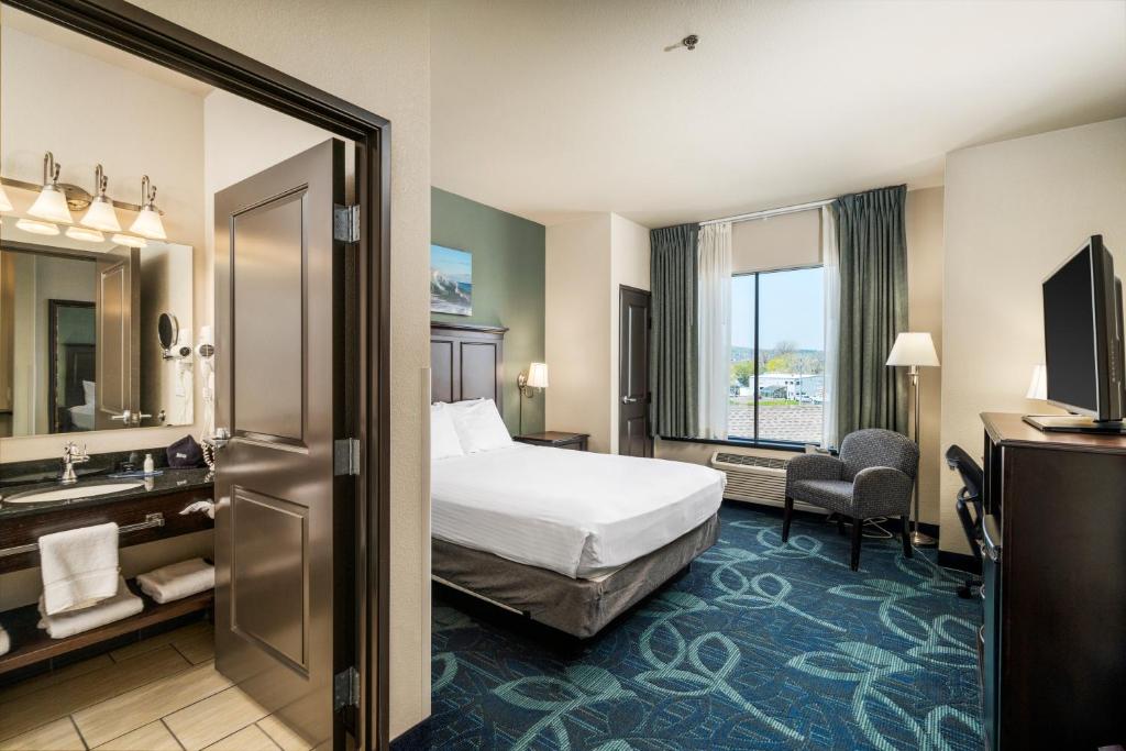 Park Point Marina Inn - 