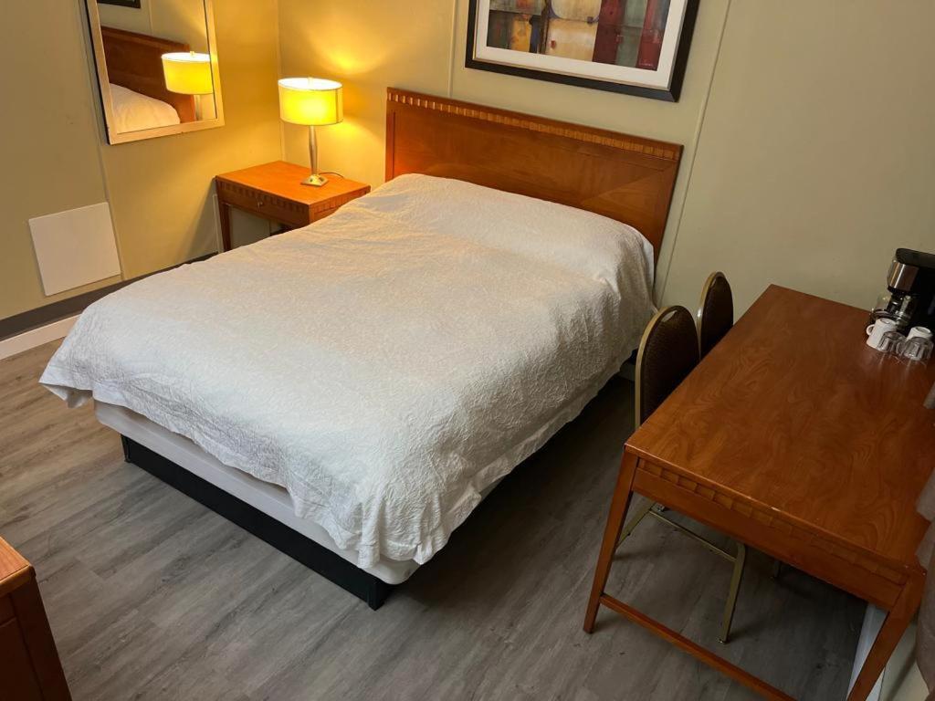 Postel nebo postele na pokoji v ubytování Schell Motel