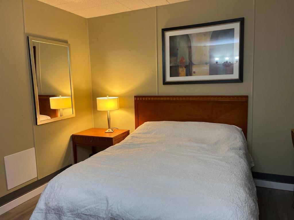Postel nebo postele na pokoji v ubytování Schell Motel