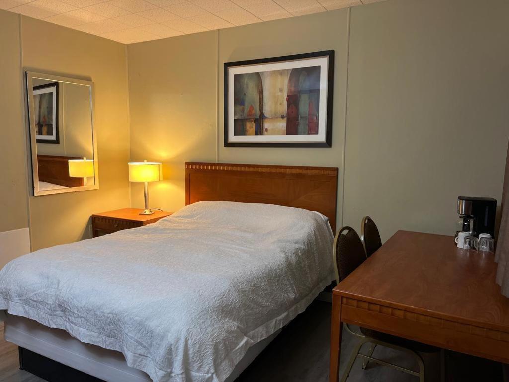 Postel nebo postele na pokoji v ubytování Schell Motel