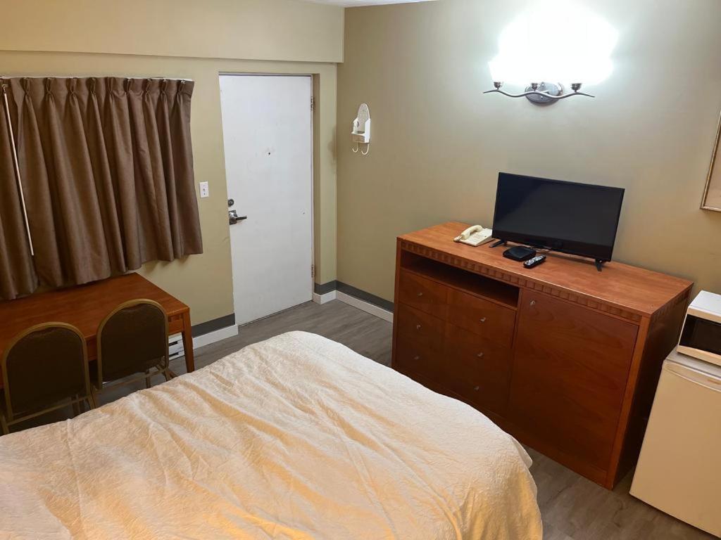 TV a/nebo společenská místnost v ubytování Schell Motel