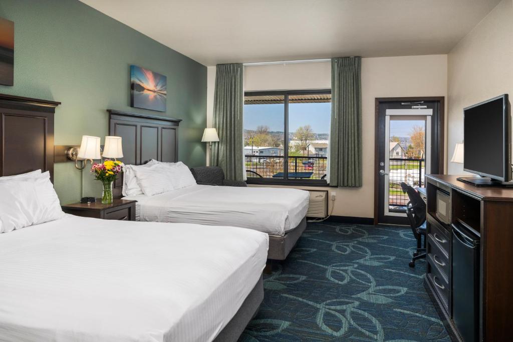 Park Point Marina Inn - 