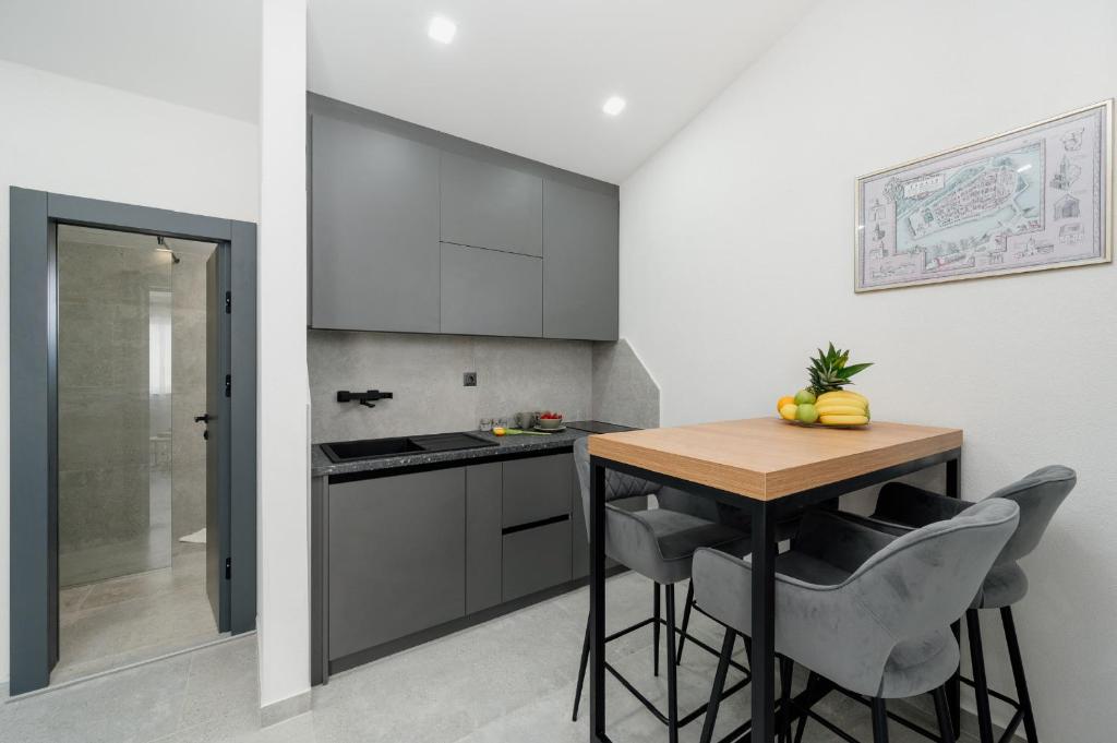 Kuchyňa alebo kuchynka v ubytovaní Apartments Kudelik