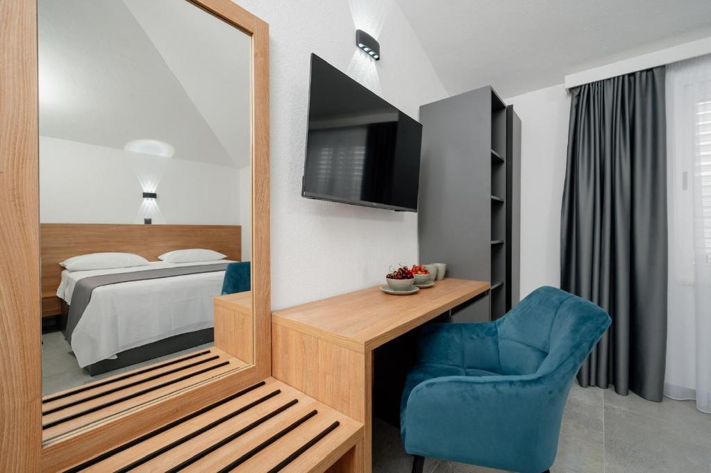 Televízia a/alebo spoločenská miestnosť v ubytovaní Apartments Kudelik
