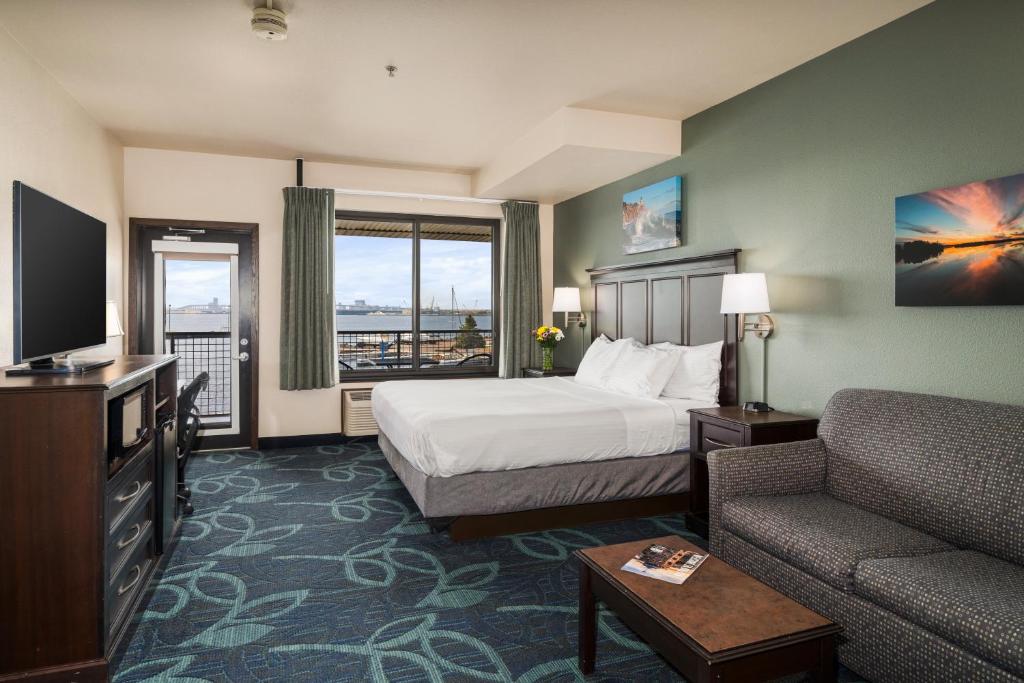 Park Point Marina Inn - 