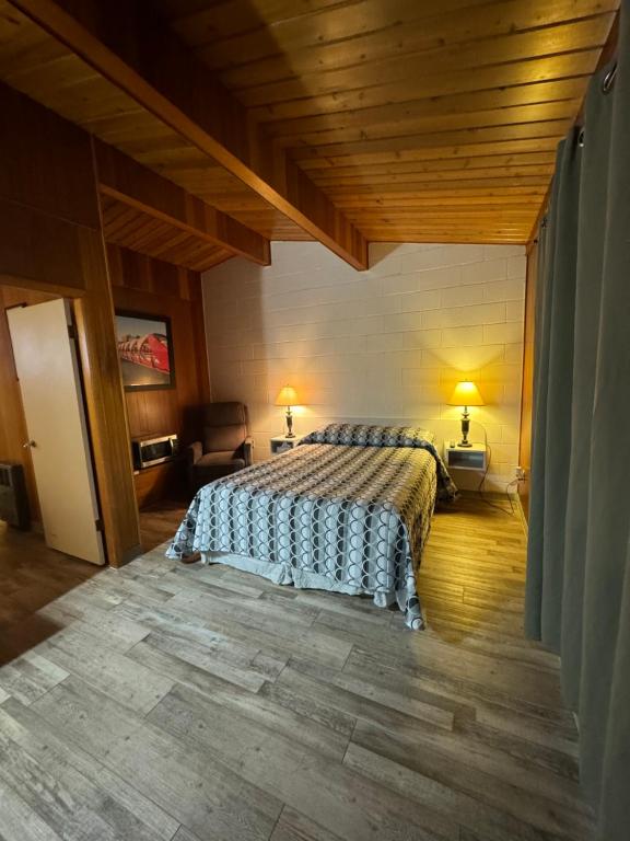 Postel nebo postele na pokoji v ubytování Ace Crown Motel