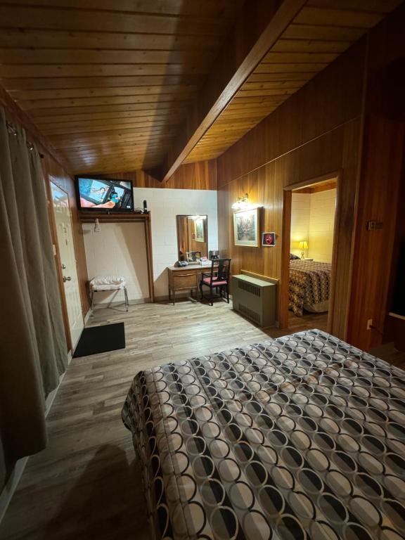 Postel nebo postele na pokoji v ubytování Ace Crown Motel