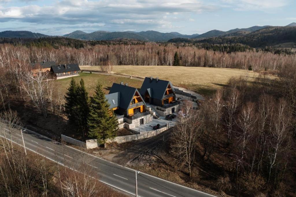 una vista aerea di una casa accanto a una strada di Luxury villa with a parking space Kupjak, Gorski kotar - 23067 a Kupjak