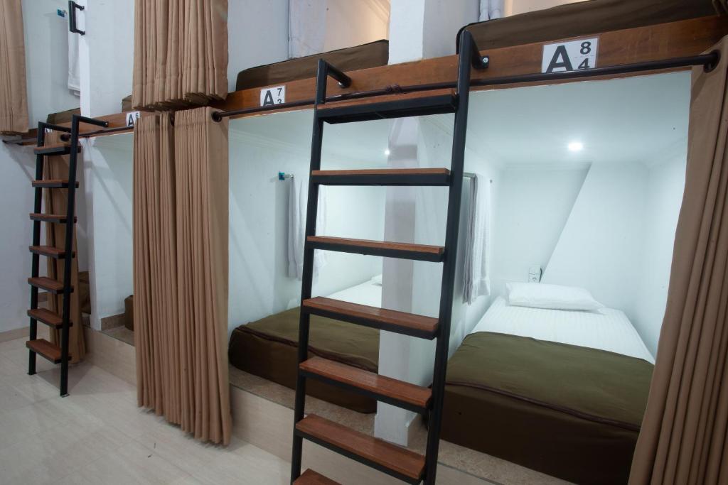 Palanda nebo palandy na pokoji v ubytování Lucky Hostel