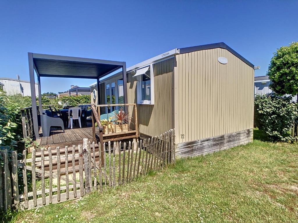 Photo de la galerie de l'établissement Mobil-home confort 4 pers, 2 ch, piscine chauffée, 200m plage, parking, wifi gratuit, animaux ok - FR-1-361A-32, à Jullouville