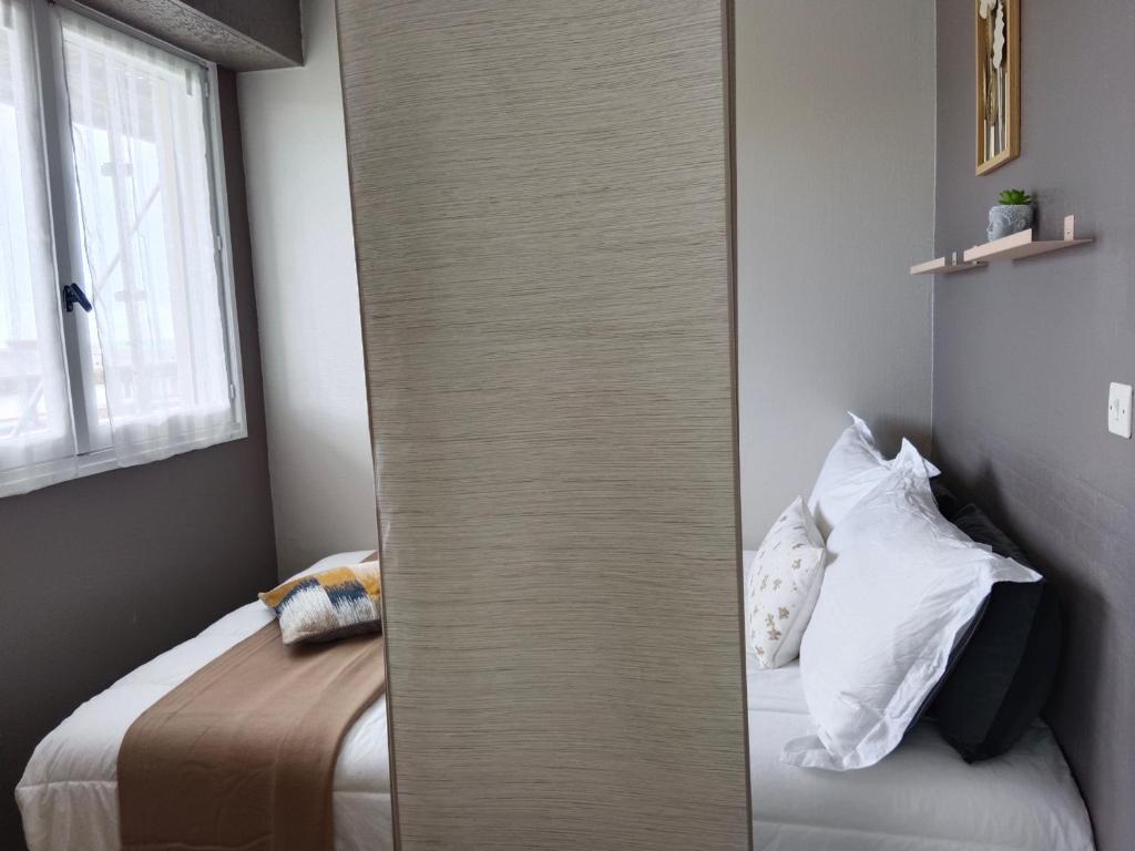 Posteľ alebo postele v izbe v ubytovaní Charmant appartement avec balcon, WIFI, parking privatif, à proximité de la plage et du centre-ville. - FR-1-712-20