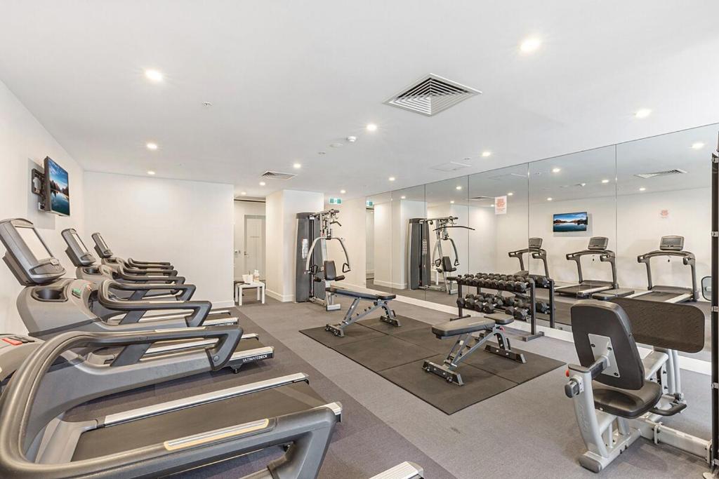 Fitness centrum a/nebo fitness zařízení v ubytování Sunshine CBD Apt with Stunning Views plus Pool