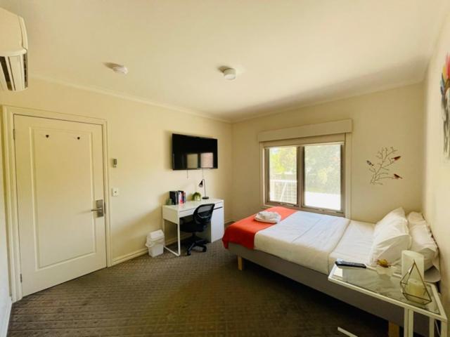 Postel nebo postele na pokoji v ubytování 228G - Large Premium Rooms in Shared Space in Brunswick!