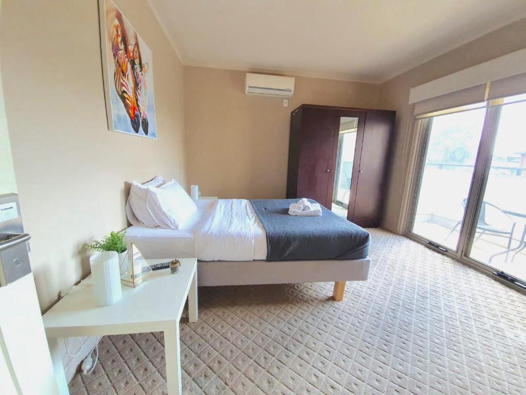 Postel nebo postele na pokoji v ubytování 228G - Large Premium Rooms in Shared Space in Brunswick!