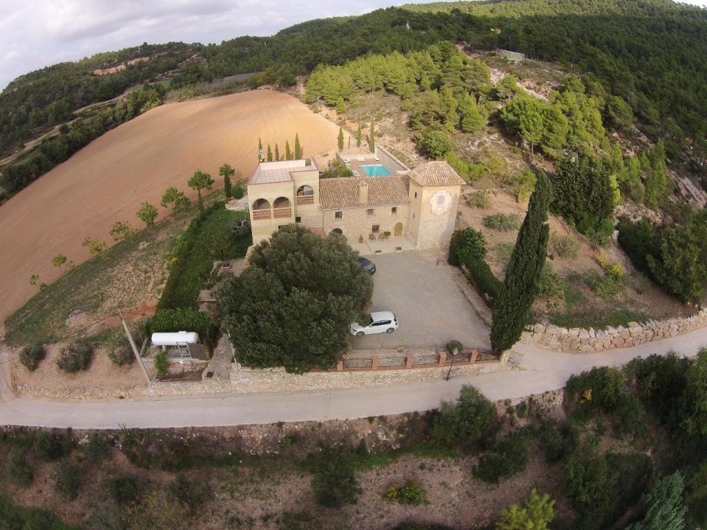 eine Luftansicht eines Hauses auf einer Insel in der Unterkunft Mas la Planella Masia de Turismo Rural in Montblanc