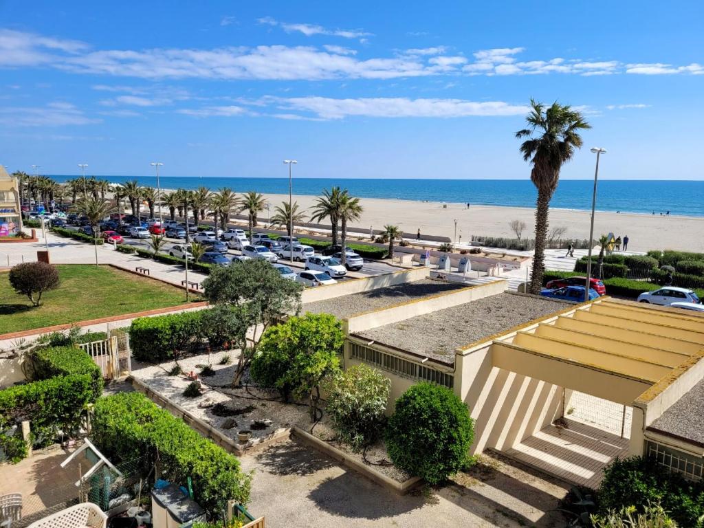 - une vue aérienne sur un parking et la plage dans l'établissement Canet-en-Roussillon - 4 personnes - T2 - Parking privé - Climatisation - FR-1-794-102, à Canet