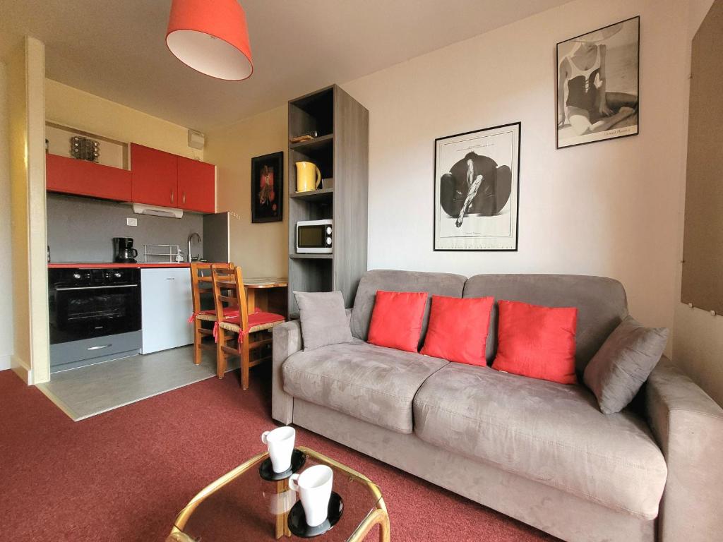 un salon avec un canapé et une cuisine dans l'établissement Canet-en-Roussillon - Studio cosy 2 pers - Front de mer - Balcon, TV, animaux admis - FR-1-794-115, à Canet