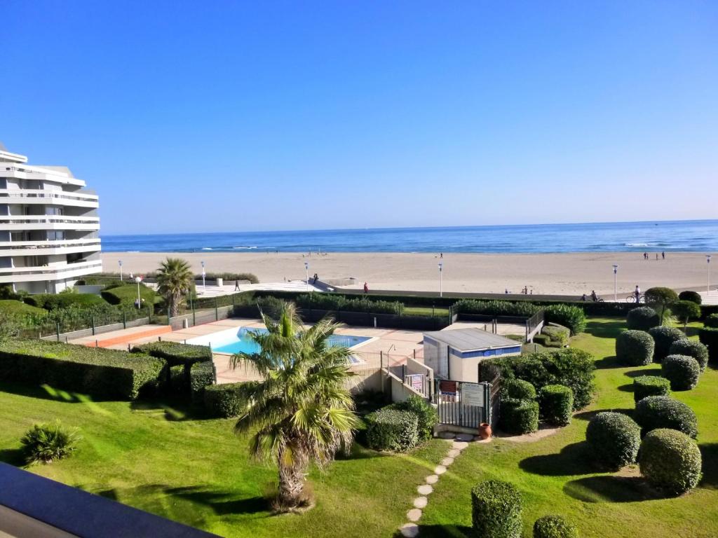 - une vue sur la plage depuis le balcon du complexe dans l'établissement Canet-en-Roussillon - 6 pers - T3 - Plage directe, PKG, Piscine, Wifi - FR-1-794-128, à Canet