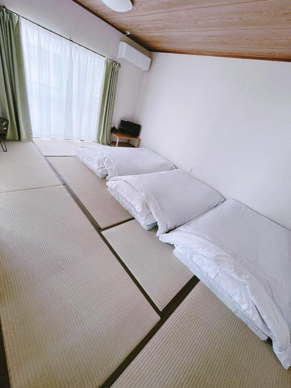 Postel nebo postele na pokoji v ubytování 飯野小屋