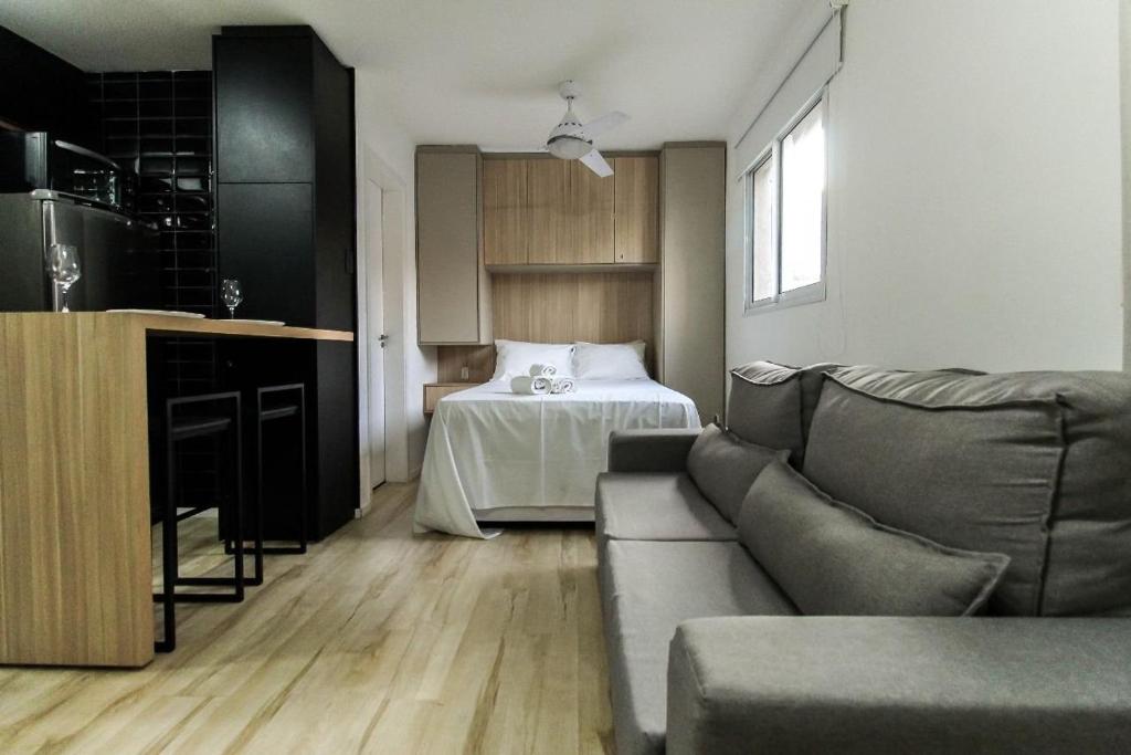 En eller flere senge i et værelse på MB611 - Apto aconchegante na Liberdade c/piscina