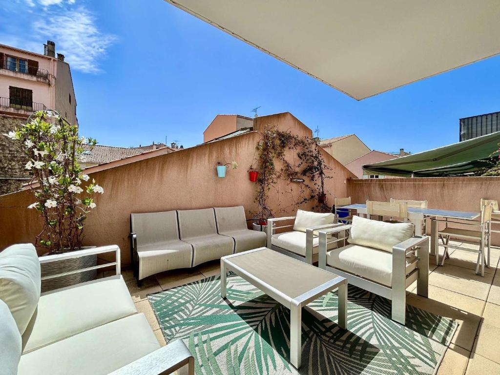 d'une terrasse avec des canapés et des tables sur un balcon. dans l'établissement Charmant T2 en Centre-Ville, Terrasse, Clim et Parking, Proche Plage et Commodités - FR-1-226-550, à Sainte-Maxime
