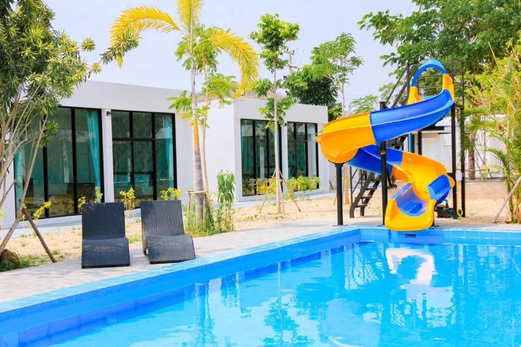uma piscina com escorrega junto a um resort em Pran Riverside em Ban Tha Khoi