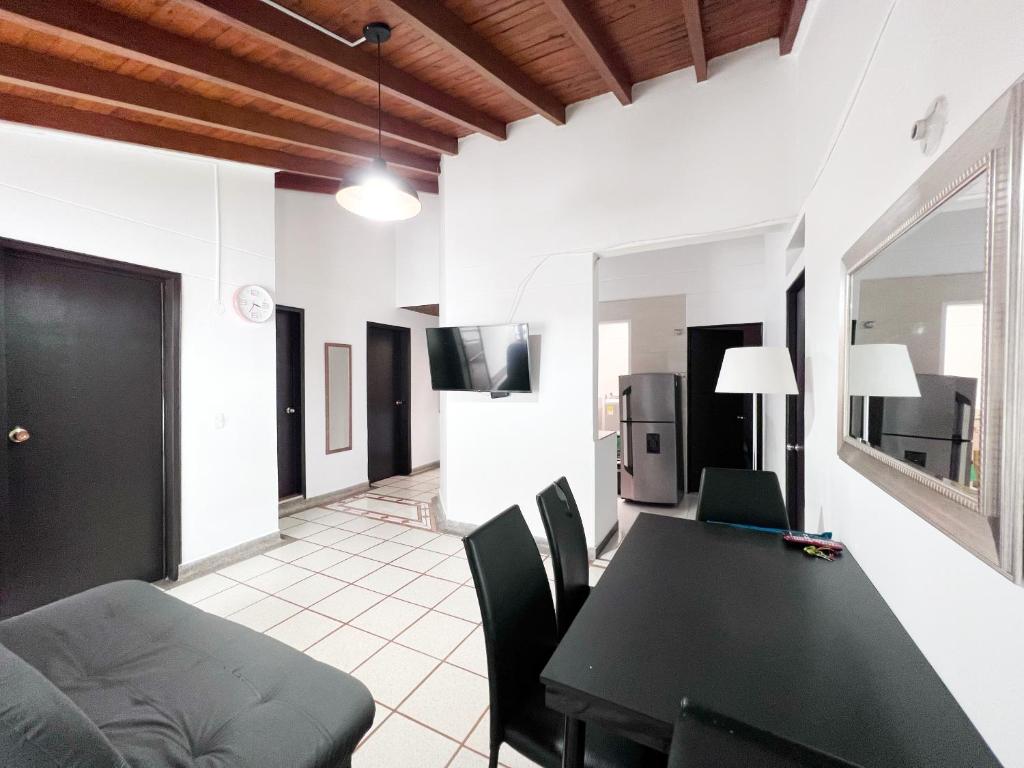 TV a/nebo společenská místnost v ubytování Apartamentos Amoblados En La Circunvalar Cerca a Parque Arboleda y Parque La Rebeca, Por Parceros Group