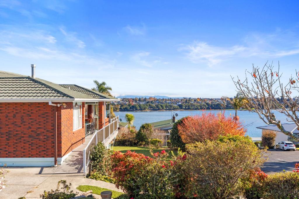 タウランガにあるBay View Gardens - Tauranga Holiday Homeの水辺の景色が見える家