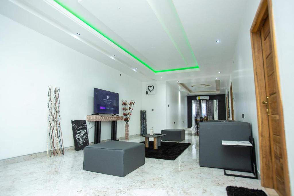 TV a/nebo společenská místnost v ubytování Furnished Cozy 2 Bedroom Apartment - West Hills Mall, Accra